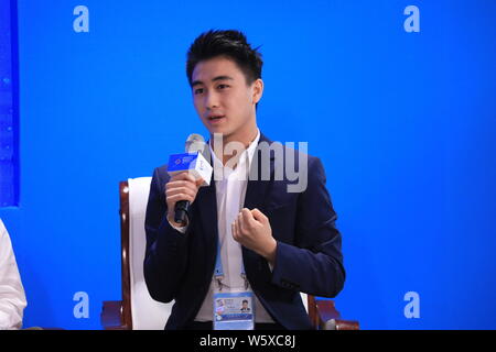 Mario Ho Yau Kwan, Sohn von Macau casino Tycoon Stanley Ho und als Präsident von Macau Electronic Sports Association, besucht eine Sub-Forum 'Cros Stockfoto