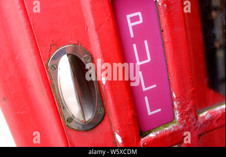 Ziehen Sie Zeichen auf alten Britischen Roten Telefonzelle, Norfolk, England Stockfoto