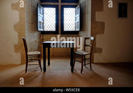 Tisch und Stühle in leeren französischen Schloss Zimmer Innenraum, Lot, Frankreich Stockfoto
