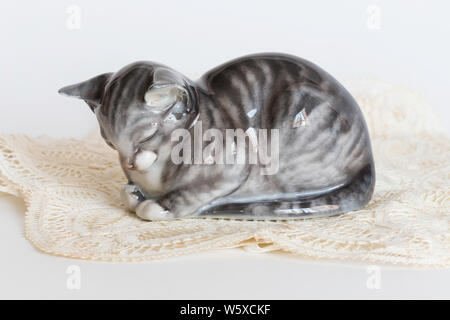 Rosenthal schlafende Katze des Künstlers K. Himmelstoß Stockfoto