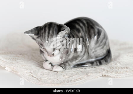 Rosenthal schlafende Katze des Künstlers K. Himmelstoß Stockfoto