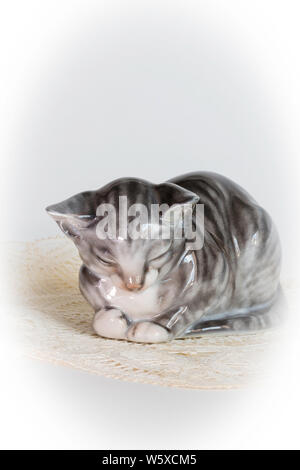 Rosenthal schlafende Katze des Künstlers K. Himmelstoß Stockfoto