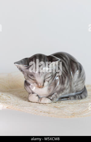 Rosenthal schlafende Katze des Künstlers K. Himmelstoß Stockfoto