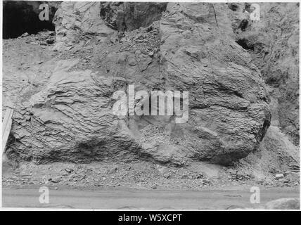 Druck Struktur Spaltung entlang der Wände der Schlucht entwickelt. Diese Struktur, die dünnen Platten oder Spaltung Platten fast parallel zu der freien Oberfläche wird geglaubt, durch Entfernen von unterstützt, die aufgrund der Erosion der Canyon, in den Felsen unter großer Belastung zu sein. Dies ist ein Versuch, bei Neueinstellung.; Umfang und Inhalt: Foto aus Band 2 einer Reihe von Fotoalben dokumentiert den Bau des Hoover Dam, Boulder City, Nevada. Stockfoto