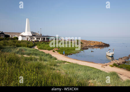 Blick auf weißen Sandstrand mit dem Nordbornholms rogeri Fischräucherei Schornstein, Allinge, Bornholm, Insel, Ostsee, Dänemark, Europa Stockfoto