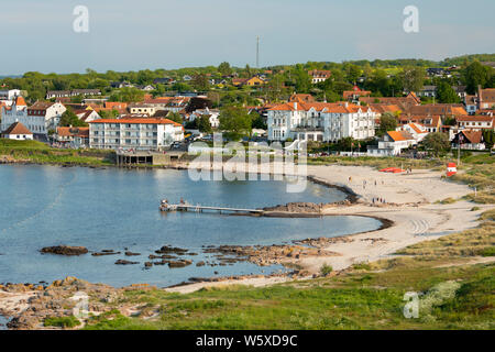 Blick auf weißen Sandstrand an der Nordküste der Insel im Abendlicht, Sandvig, Bornholm, Insel, Ostsee, Dänemark, Europa Stockfoto