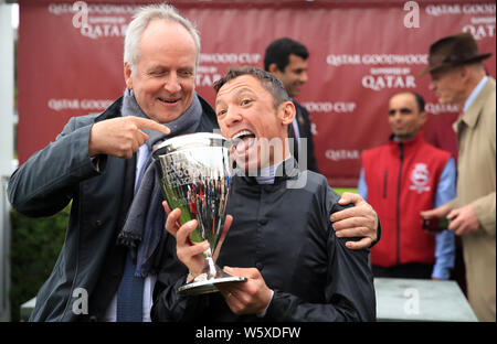 Eigentümer Björn Nielsen (links) und Jockey Frankie Dettori (rechts) feiert mit der Trophäe, nachdem er die Qatar Goodwood Cup Einsätze auf Stradivarius während des Tages eine der Qatar Goodwood Festival in Goodwood Rennstrecke, Chichester. Stockfoto