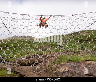 Bau kreisförmiger Draht Sicherheit Verrechnung auf den Rest und dankbar über die A83 Road, Argyll und Bute, Schottland, Großbritannien. Stockfoto