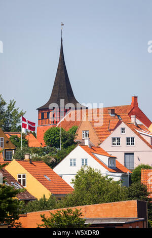 Vejby Kirke und traditionellen roten Fliesen- häuser, Svaneke, Bornholm, Insel, Ostsee, Dänemark, Europa Stockfoto