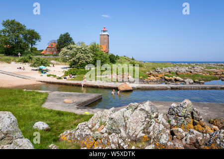 Svaneke Gamle Fyr Leuchtturm und felsigen Küste mit Strand entlang der Ostküste, Svaneke, Bornholm, Insel, Ostsee, Dänemark, Europa Stockfoto