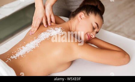 Entspannt Frau genießen Salzpeeling Massage im Spa Stockfoto