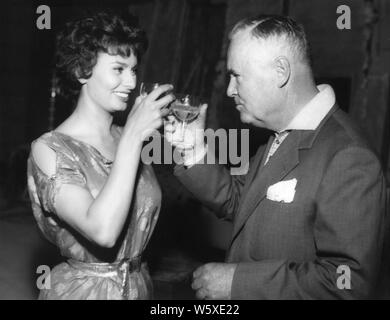 SOPHIA LOREN und Regisseur HENRY HATHAWAY candid während der Dreharbeiten DIE LEGENDE VON DER VERLORENEN 1957 Batjac Produktionen/Liebe Filme Produzione/United Artists Stockfoto