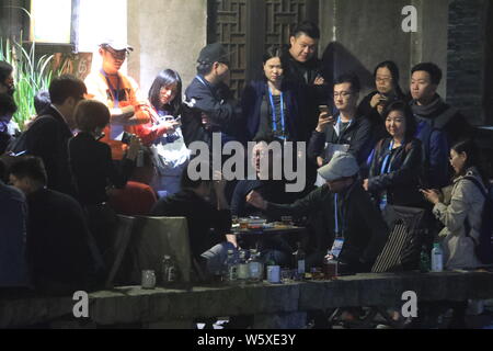 William Ding oder Ding Lei, Links, CEO von netease (163.Com), und Charles Zhang Chaoyang, Vorsitzender und CEO von chinesischen Internet Portal Sohu.com, nehmen Sie teil Stockfoto