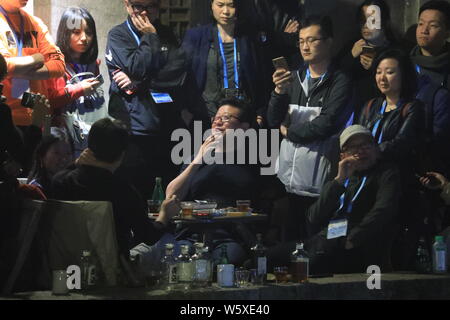 William Ding oder Ding Lei, Links, CEO von netease (163.Com), und Charles Zhang Chaoyang, Vorsitzender und CEO von chinesischen Internet Portal Sohu.com, nehmen Sie teil Stockfoto