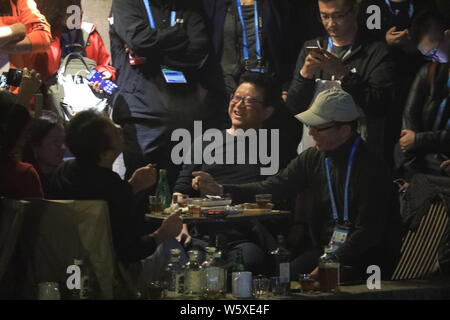 William Ding oder Ding Lei, Links, CEO von netease (163.Com), und Charles Zhang Chaoyang, Vorsitzender und CEO von chinesischen Internet Portal Sohu.com, nehmen Sie teil Stockfoto