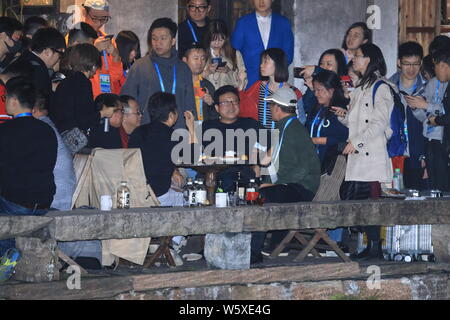 William Ding oder Ding Lei, Links, CEO von netease (163.Com), Charles Zhang Chaoyang, Vorsitzender und CEO von chinesischen Internet Portal Sohu.com, und Zhou Hongy Stockfoto