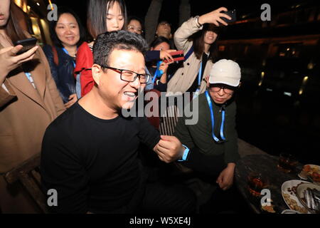 William Ding oder Ding Lei, Links, CEO von netease (163.Com), und Charles Zhang Chaoyang, Vorsitzender und CEO von chinesischen Internet Portal Sohu.com, nehmen Sie teil Stockfoto