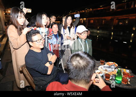 William Ding oder Ding Lei, Links, CEO von netease (163.Com), und Charles Zhang Chaoyang, Vorsitzender und CEO von chinesischen Internet Portal Sohu.com, nehmen Sie teil Stockfoto