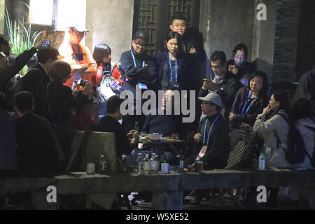 William Ding oder Ding Lei, Links, CEO von netease (163.Com), und Charles Zhang Chaoyang, Vorsitzender und CEO von chinesischen Internet Portal Sohu.com, nehmen Sie teil Stockfoto