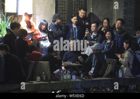 William Ding oder Ding Lei, Links, CEO von netease (163.Com), und Charles Zhang Chaoyang, Vorsitzender und CEO von chinesischen Internet Portal Sohu.com, nehmen Sie teil Stockfoto