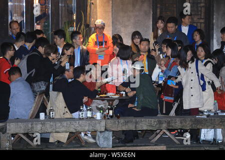 William Ding oder Ding Lei, Links, CEO von netease (163.Com), Charles Zhang Chaoyang, Vorsitzender und CEO von chinesischen Internet Portal Sohu.com, und Zhou Hongy Stockfoto