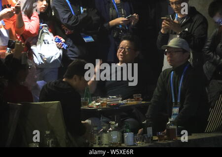 William Ding oder Ding Lei, Links, CEO von netease (163.Com), und Charles Zhang Chaoyang, Vorsitzender und CEO von chinesischen Internet Portal Sohu.com, nehmen Sie teil Stockfoto