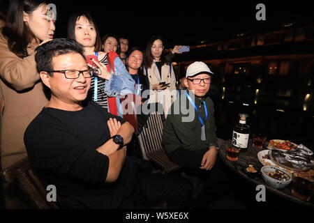 William Ding oder Ding Lei, Links, CEO von netease (163.Com), und Charles Zhang Chaoyang, Vorsitzender und CEO von chinesischen Internet Portal Sohu.com, nehmen Sie teil Stockfoto