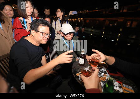 William Ding oder Ding Lei, Links, CEO von netease (163.Com), und Charles Zhang Chaoyang, Vorsitzender und CEO von chinesischen Internet Portal Sohu.com, nehmen Sie teil Stockfoto