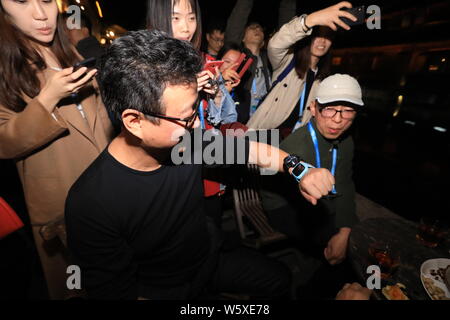 William Ding oder Ding Lei, Links, CEO von netease (163.Com), und Charles Zhang Chaoyang, Vorsitzender und CEO von chinesischen Internet Portal Sohu.com, nehmen Sie teil Stockfoto