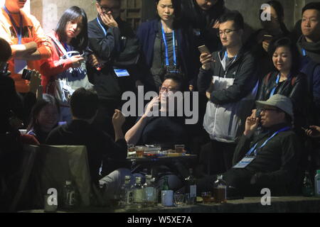 William Ding oder Ding Lei, Links, CEO von netease (163.Com), und Charles Zhang Chaoyang, Vorsitzender und CEO von chinesischen Internet Portal Sohu.com, nehmen Sie teil Stockfoto