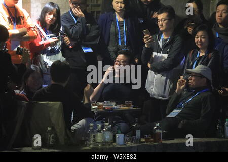 William Ding oder Ding Lei, Links, CEO von netease (163.Com), und Charles Zhang Chaoyang, Vorsitzender und CEO von chinesischen Internet Portal Sohu.com, nehmen Sie teil Stockfoto