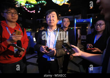 Wang Xiaochuan, CEO der chinesischen Internet Suchmaschine Sogou, zeigt eine Interpretation Maschine, wie er für die 5. Welt Internet Konferenz (WIC) Stockfoto