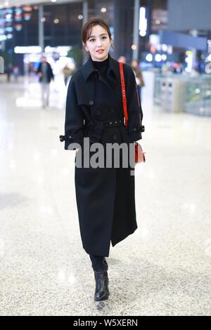 Chinesische Schauspielerin Tong Liya kommt am Flughafen vor dem Abflug in Shanghai, China, 29. November 2018. Haarkleid: Emporio Armani Handtasche: Bally Stockfoto