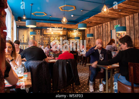 Doncaster, Großbritannien - 11 Mai 2019: Die Gäste genießen ein Argentinisches Steak und das stilvolle Interieur von La Boca Restaurant & Steakhouse am Samstag, den 11. Mai um 1 Nethe Stockfoto