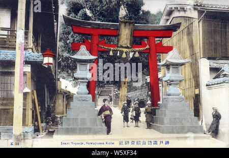 [1900s Japan - Heilige Torii-tor] - Heilige Torii-tor in Inari Jinja am Suwayama in Kobe, Hyogo Präfektur. Der Shinto Schrein wurde hier 1778 gegründet. 20. jahrhundert alte Ansichtskarte. Stockfoto