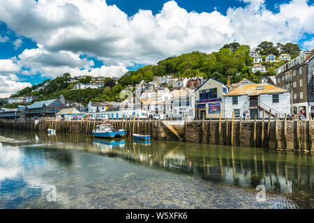 Die kleine Küstenstadt Looe mit Hang Häuser und einen Strand. Cornwall, UK. Stockfoto