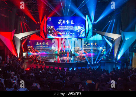 Die Zuschauer sehen die Eröffnung der eSports Veranstaltungsort der LGD-Spiele in den Hailan internationalen E-Sports Entertainment Center in Hangzhou City, Eas Stockfoto