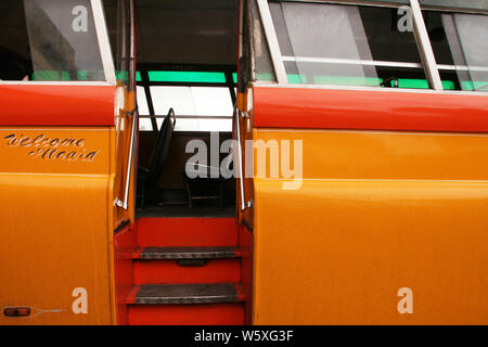 Detail der Fassade eines traditionellen Malta Bus in la Velleta Stockfoto