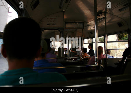 Passagiere auf einen öffentlichen Bus in La Valletta, Malta. Stockfoto