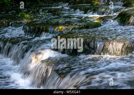 Die Wehr auf der Great Ouse Fluss in Buckingham, Buckinghamshire, England, in der die verschiedenen Ebenen Stockfoto