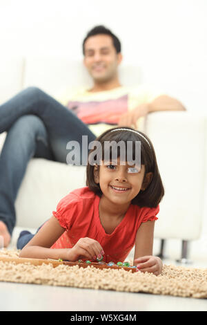 Mädchen spielen Mancala-Spiel zu Hause Stockfoto