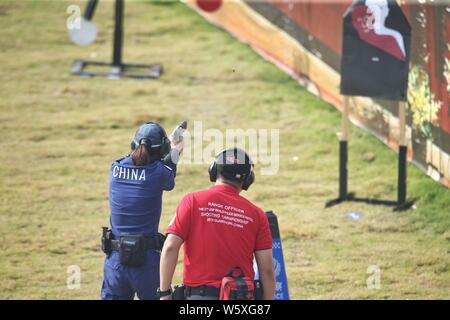 Ein chinesischer Polizeioffizier konkurriert im 2. usip World Police Service Pistolenschießen Wettbewerb in Foshan City, die südchinesische Provinz Guangdong, 1. Stockfoto