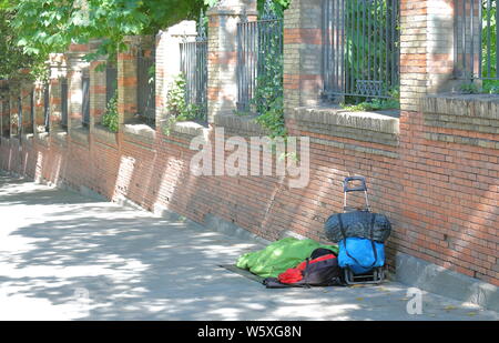 Obdachlosen schläft auf der Straße in der Innenstadt von Madrid Spanien. Stockfoto