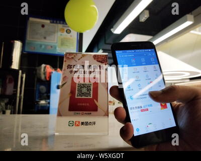 ---- Eine chinesische Mobiltelefon Benutzer Scans einen QR-Code über Mobile Payment Service Alipay, die mobile Payment Service der Chinesischen e-commerce Riese Alibaba' Stockfoto