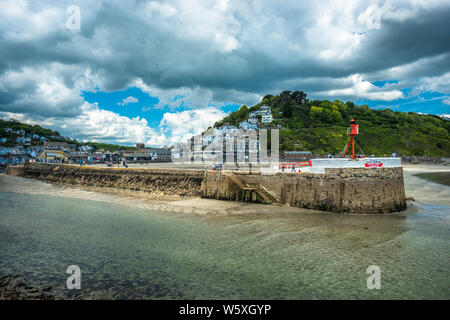 Das Banjo Pier in der kleinen Küstenstadt Looe, Cornwall, England, Großbritannien. Stockfoto