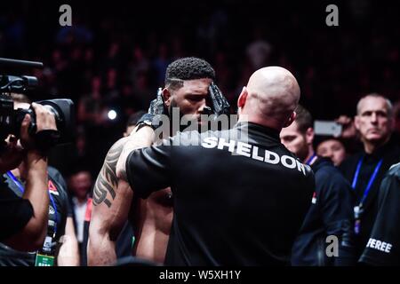 Curtis Blaydes von Amerika (rote Handschuhe) reagiert gegen Francis Ngannou von Kamerun und Frankreich (blaue Handschuhe) während der UFC-Nacht in Cadillac Aren Kampf Stockfoto