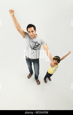 Hochwinkelansicht eines Mannes mit seiner Tochter, die hält Hände Stockfoto