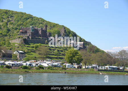 Burgen und Wohnwagen auf dem Rhein Stockfoto