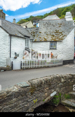 Charaktervolles weiß getünchten Cottages im Küstenort Polperro, Cornwall, England, Vereinigtes Königreich Stockfoto