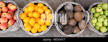 Verschiedene Früchte in Weidenkörbe Stockfoto